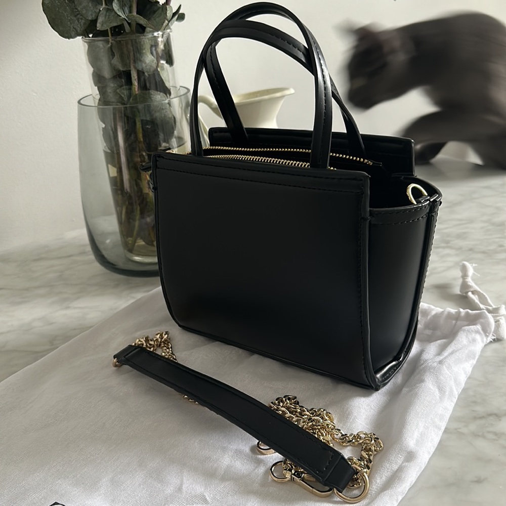Black mini bag with removable trap